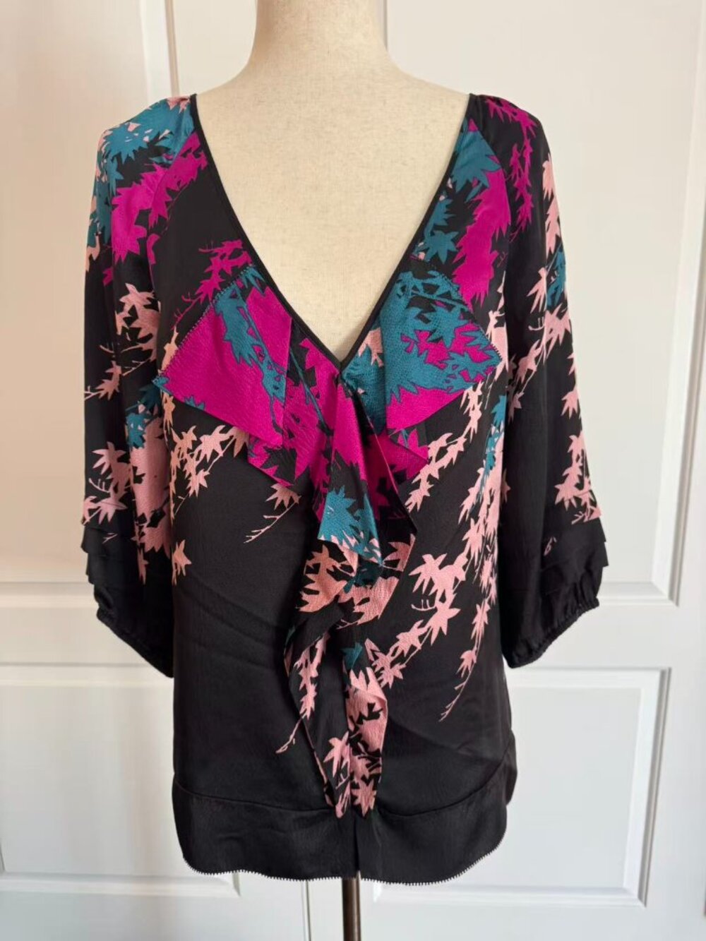 Diane von Furstenberg floral pattern silk Blouse, Sz 8